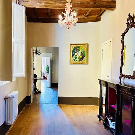 Homestay Domus An - San Pietro, Historical And Special Antique Silk Painting Ceilings Room, Very